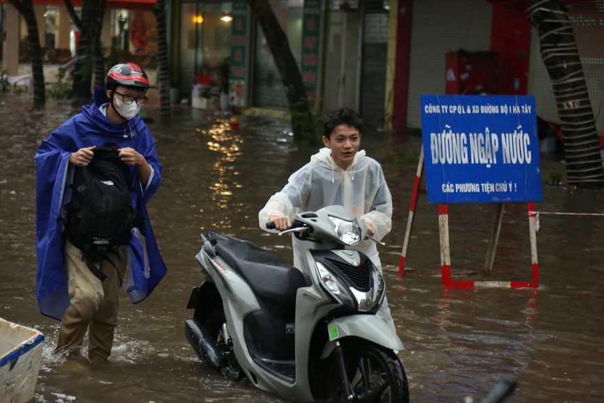 Ha Dong: nhieu tuyen duong ngap sau, giao thong te liet - Hinh anh 4